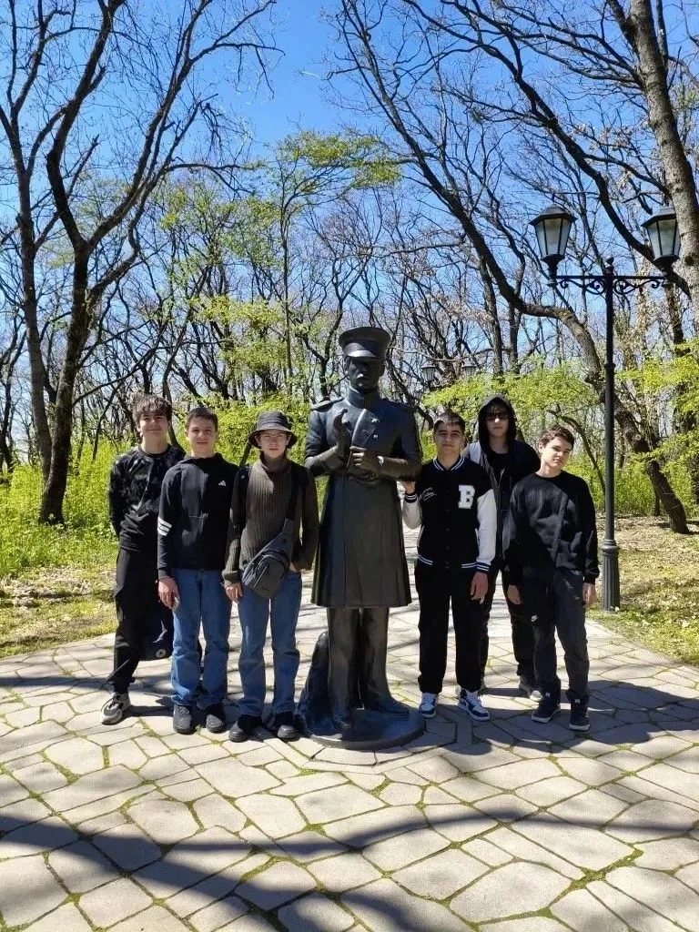 ВЫХОДНЫЕ С ПОЛЬЗОЙ: «ОТ ДОМИКА ДО ОБЕЛИСКА: ПУТЬ К ПАМЯТИ ПОЭТА»💯. 26 апреля ученики 7 «Е» класса❤️ 