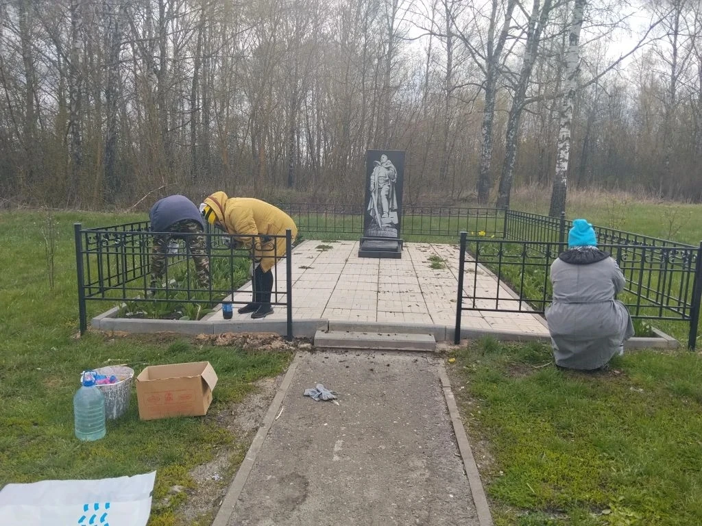 Рабочие по благоустройству продолжают работы по наведению порядка в общественных простр...