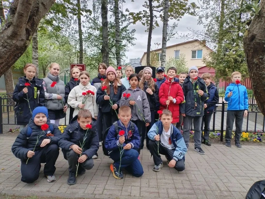 Память жива🕯️  Учащиеся начальной школы приняли участие в возложении цветов к братской могиле советс