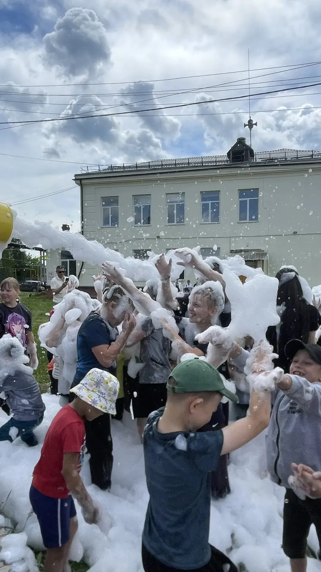 Сегодня наш лагерь превратился в настоящий детский рай! 🎉 С утра глаза ребят сияли от ...