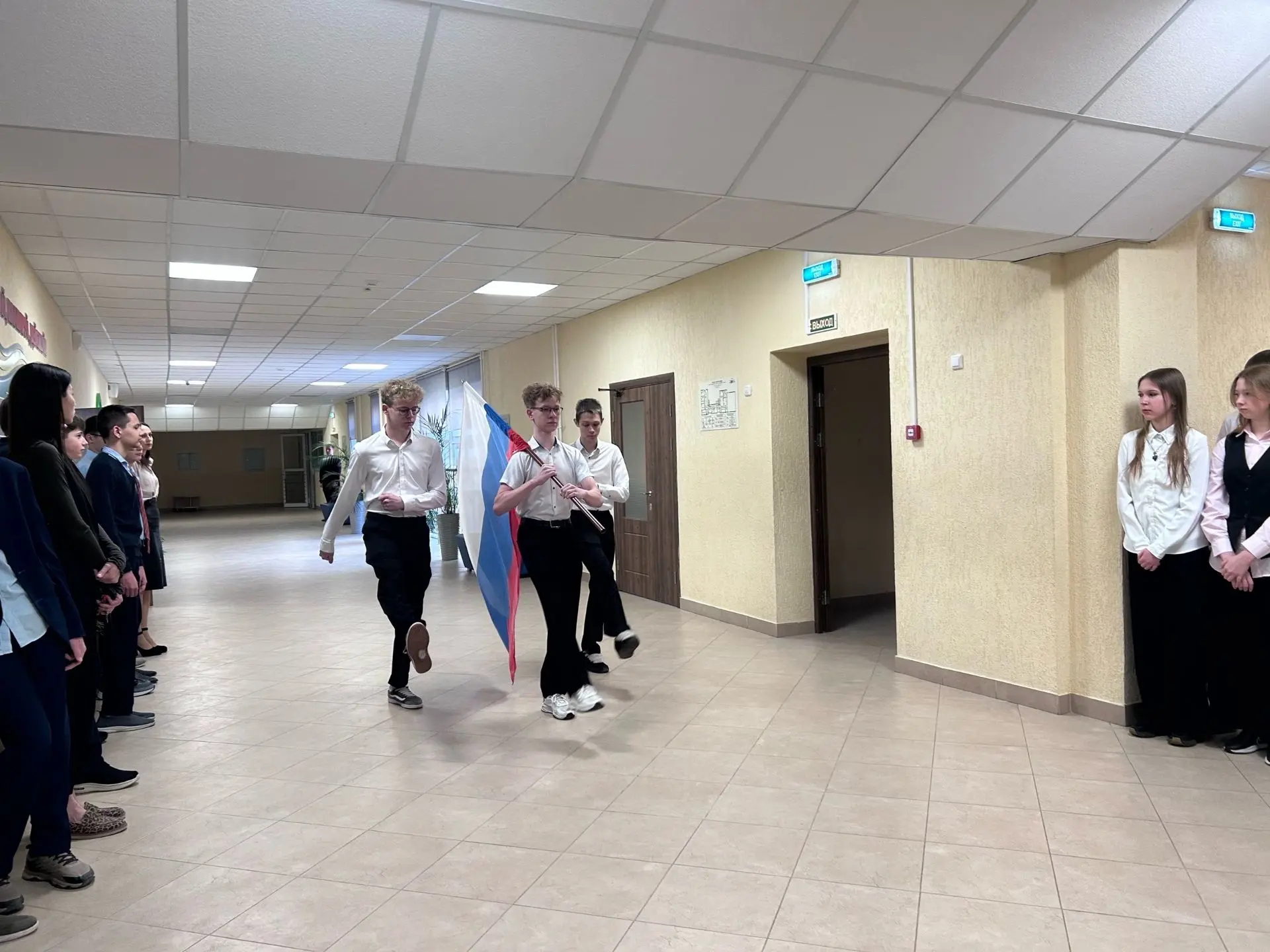 🇷🇺Сегодня утро понедельника в нашей школе началось с традиционного поднятия флага Российской Федерац
