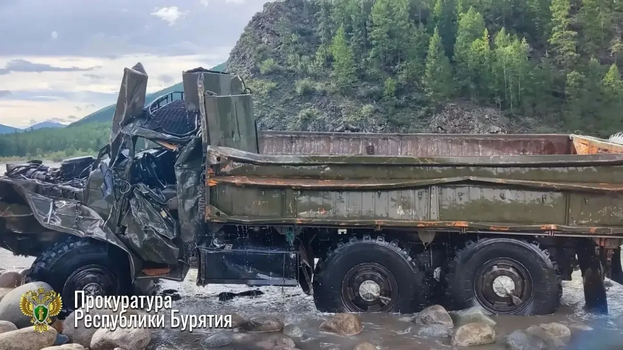 🚚 В Бурятии грузовик с пассажирами ушёл под воду во время переправы: два человека погибли. 
 
Грузо