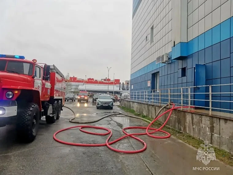 В Сургуте произошел пожар в аквакомплексе «Аквамарин».  В Сургуте вечером произошел пожар в  акваком