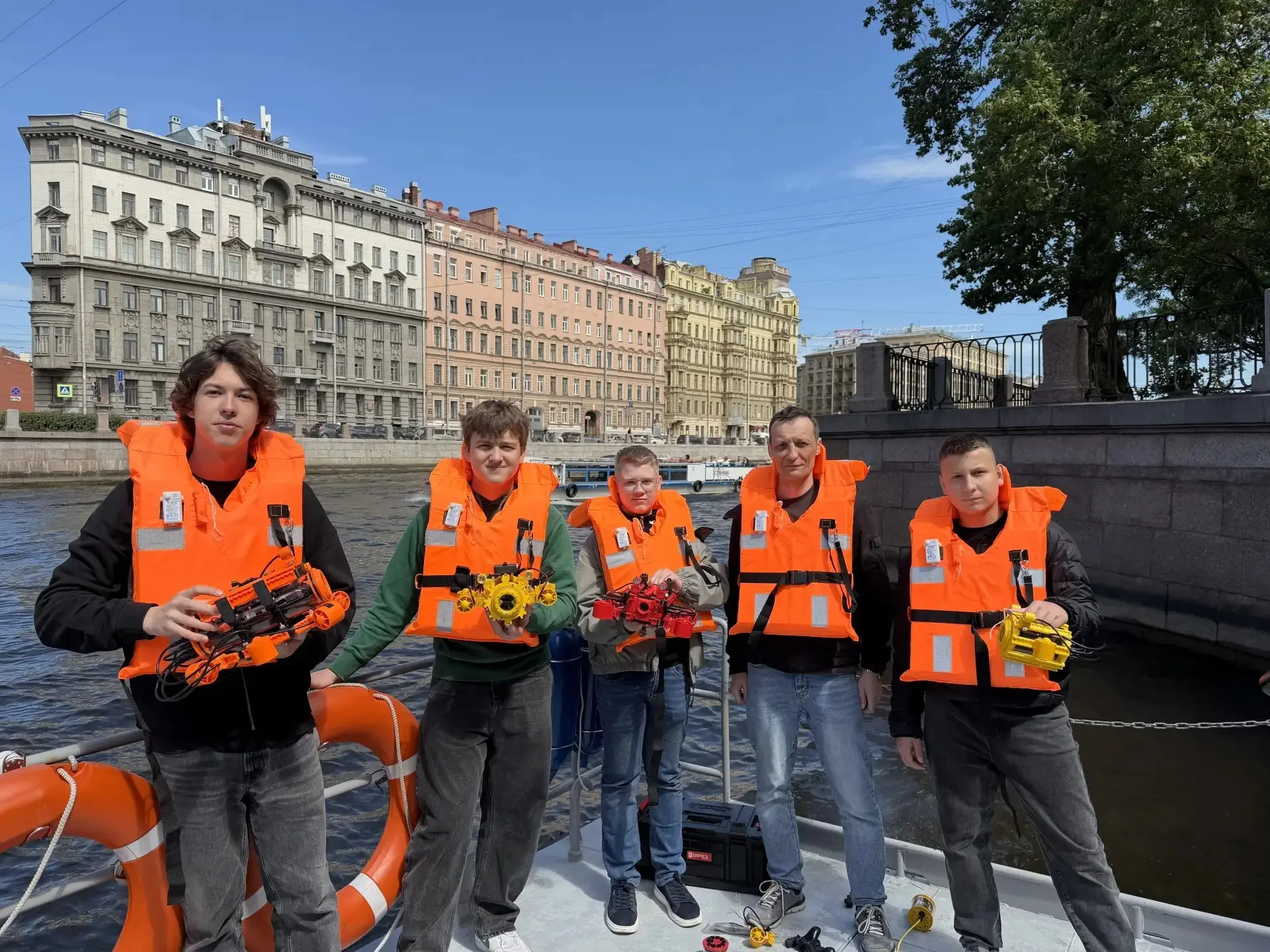 🐠Пиранья в Фонтанке: петербургские школьники испытали подводный дрон