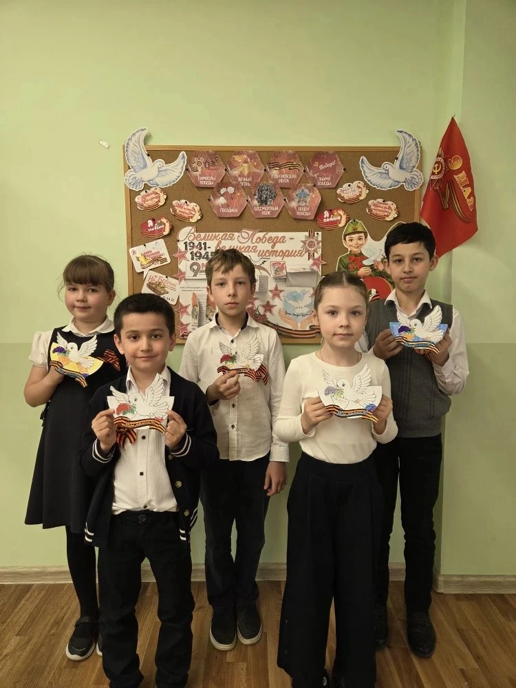 🎨2 А класс поздравляет с Днём Победы!  7 маянаши второклассники вместе с классным руководителемПотан