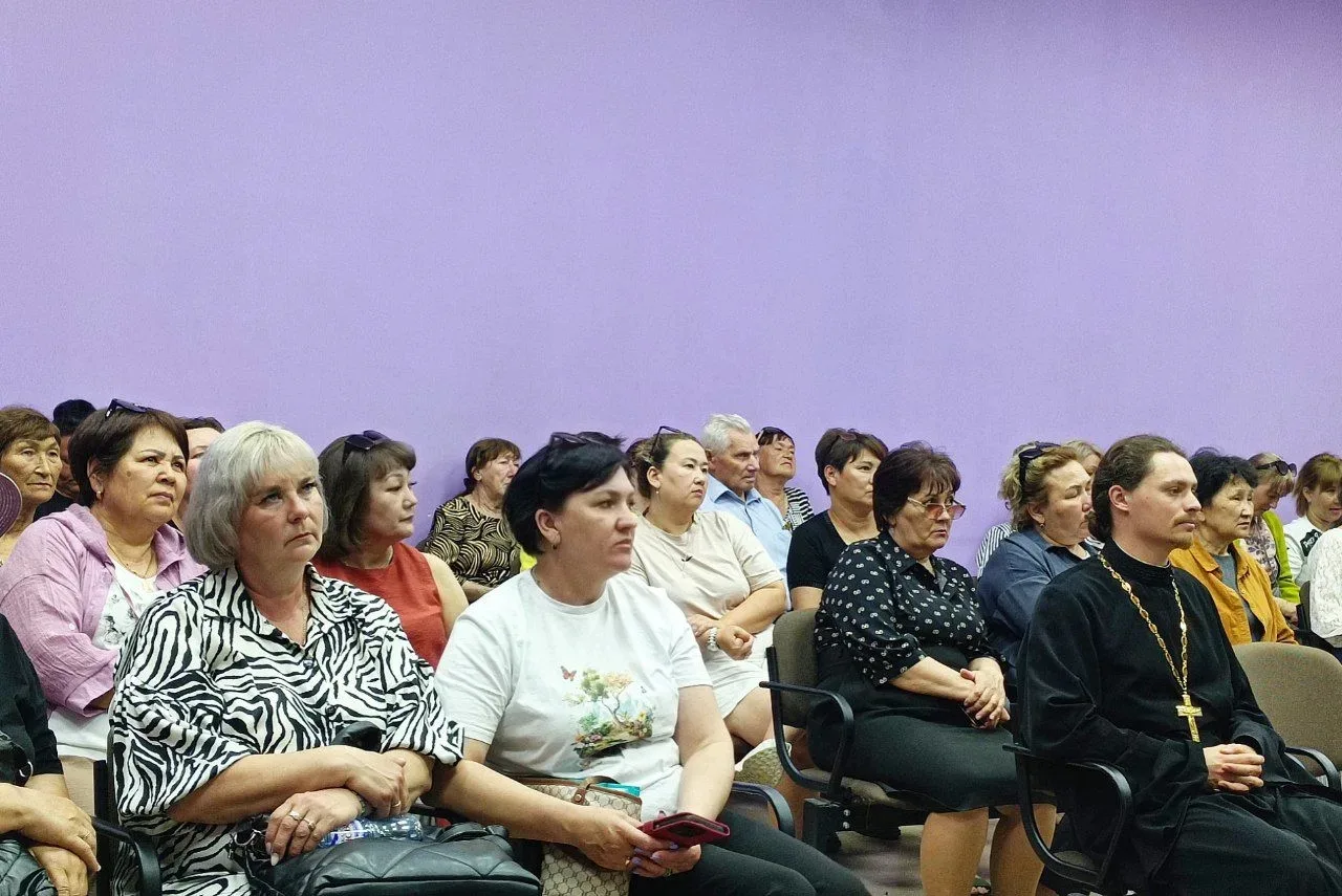 В селе Цветное состоялась встреча представителей региональной и районной власти с местными жителями 