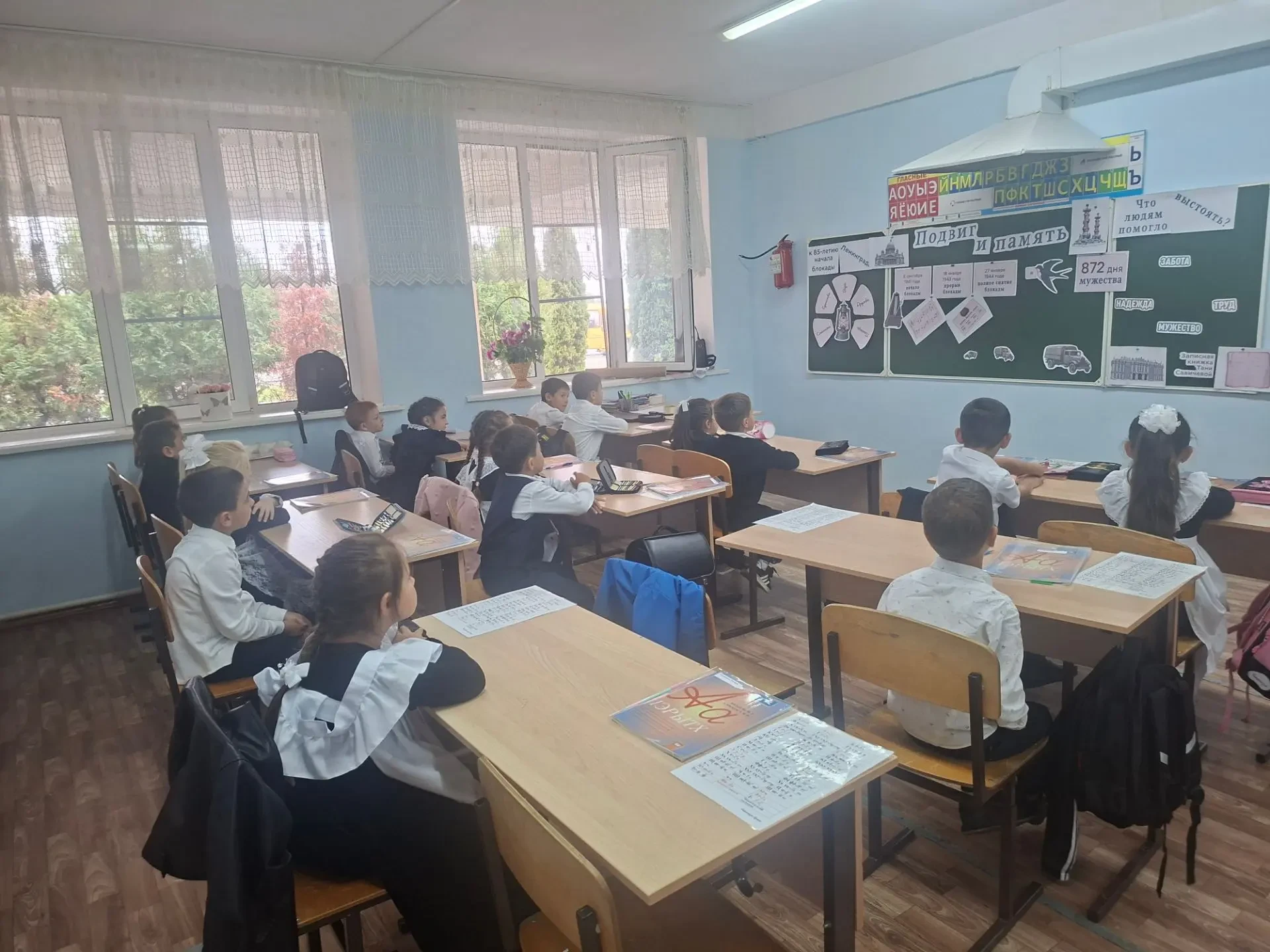 Сегодня прошли первые в  новом учебном году занятия из  цикла «Разговоры о важном» Темо...