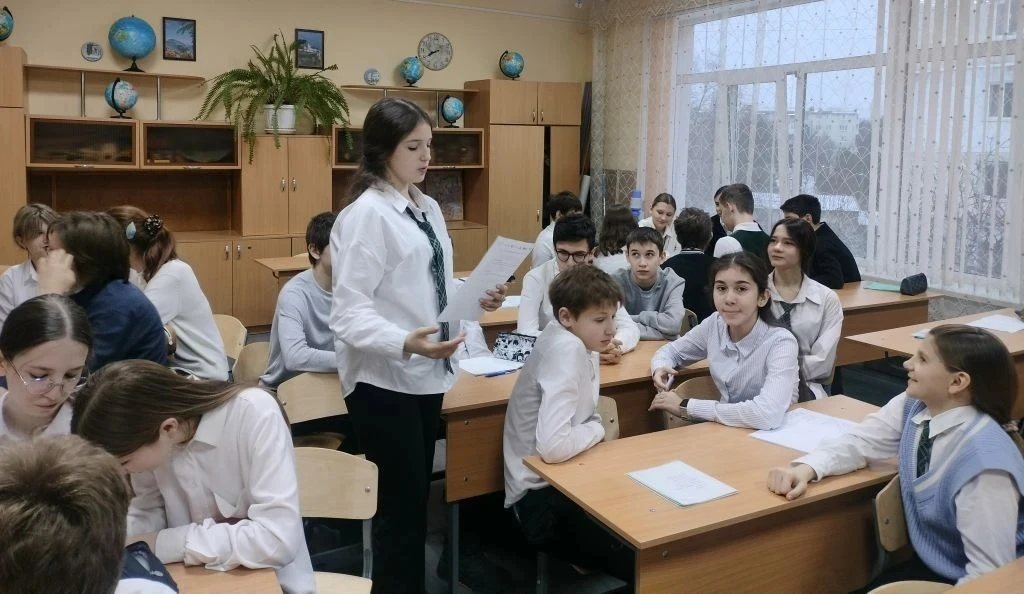 Сегодня, 2 февраля, в симферопольской школе № 30 им. Аматуни прошли внеурочные занятия "Разговоры о 