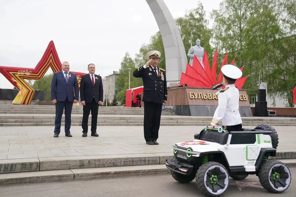 Воспитанники подготовительной группы "Пчелка", под руководством инструктора по физическ...