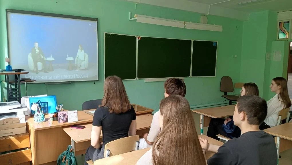 Онлайн встреча старшеклассников с губернатором округа