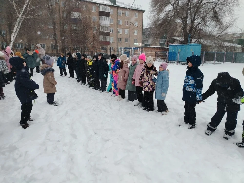 🎄Успели до метели!  3в и 3а поиграли в спортивные игры на свежем воздухе, а 1а и 3б устроили соревно