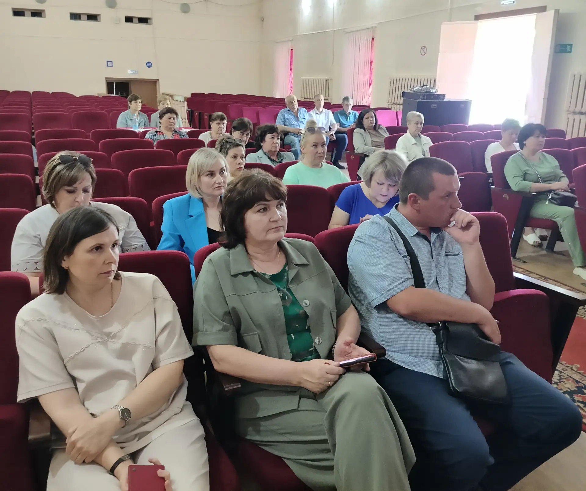 Сегодня, в здании ДК, прошла очередная Конференция местного отделения партии "Единая Россия". Главны