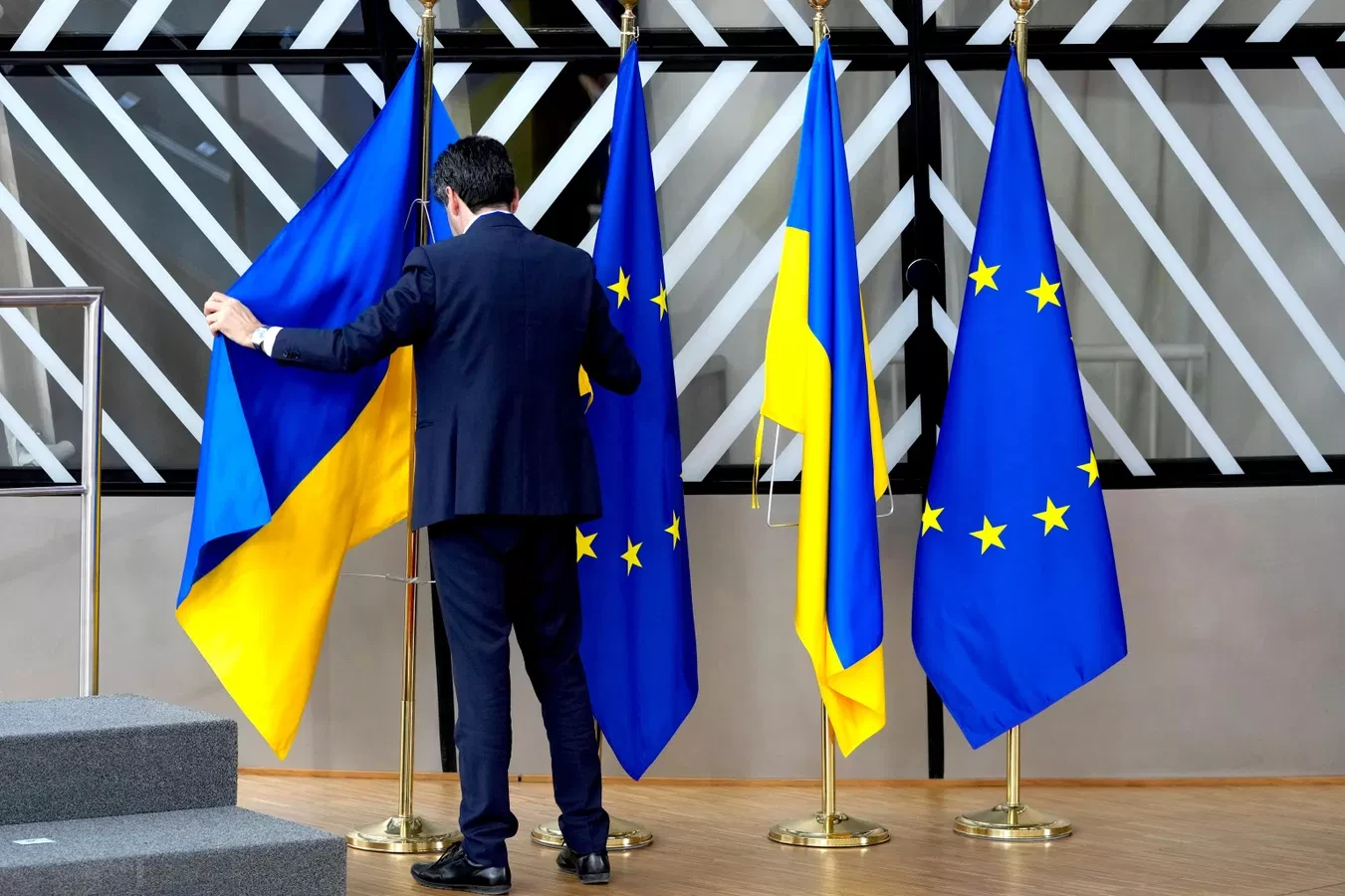 ЕС назвал условием выделения финансовой помощи Украине реализацию Киевом требуемых рефо...