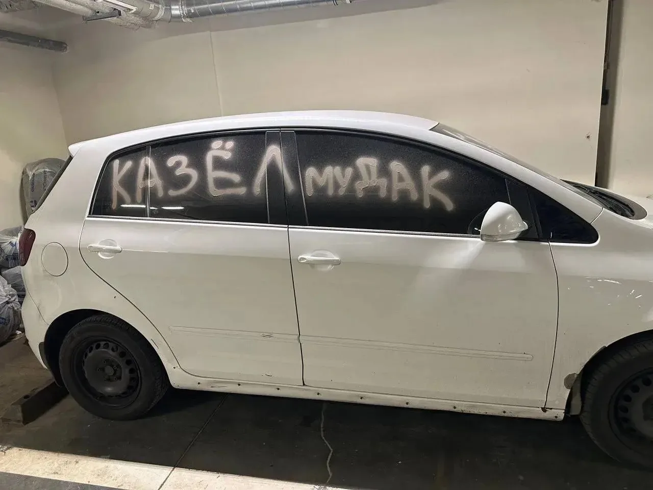В одном из ЖК во Внуково кто-то «ласковыми словами» исписал всю машину, еще и с ошибкам...