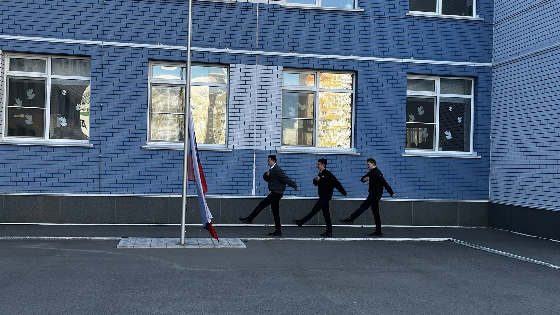 🇷🇺Поднятие Государственного флага РФ и исполнение Гимна - традиция и залог успешной недели!  На лине
