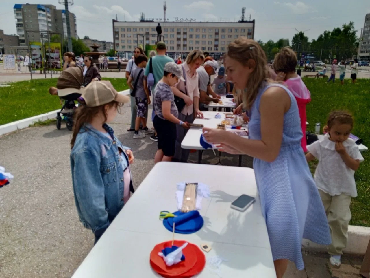 Сейчас на центральной площади города Назарово в разгаре праздник.