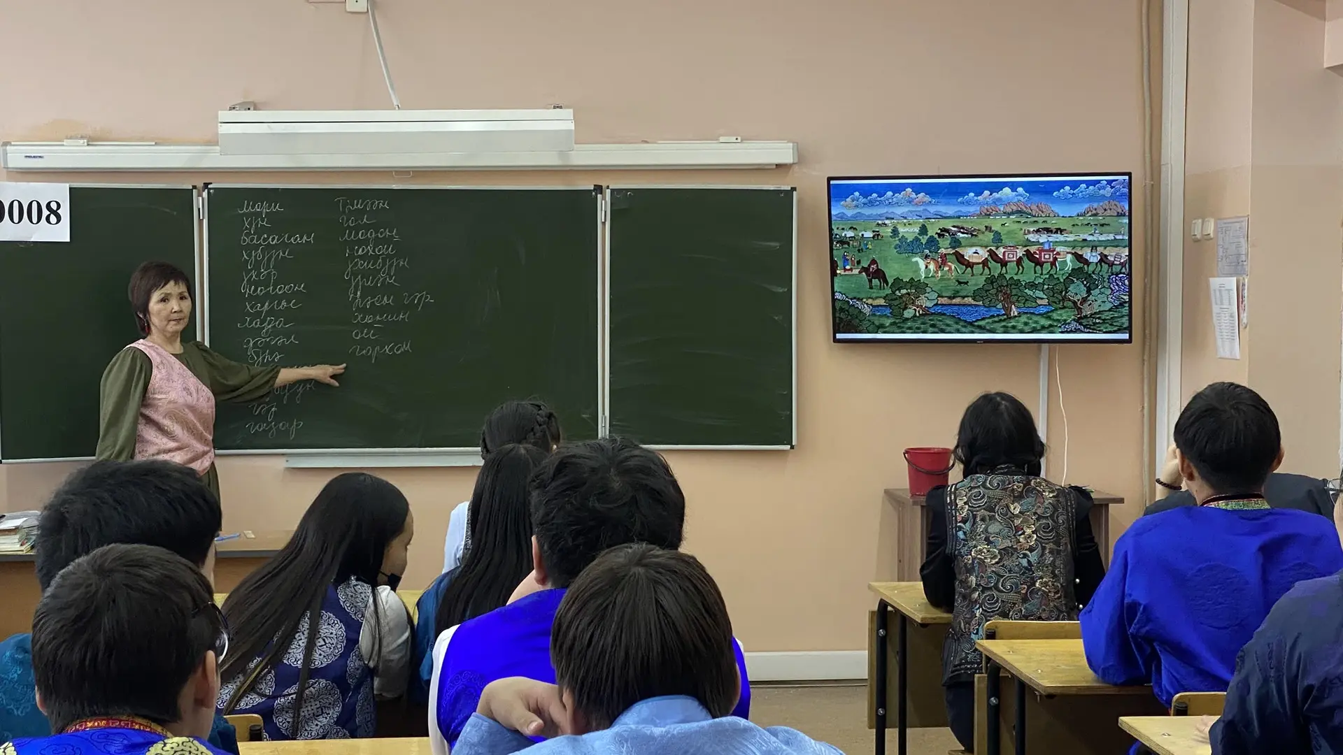 ✨ Манай hургуулида Сагаан hарын hайндэртэ зорюулагдаhан заншалта болоhон хэмжээ ябуулганууд үргэлжэл