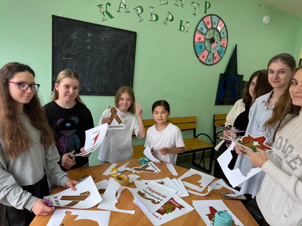 🕊️ «Окна Победы» - память в каждом окне!  В преддверии 9 мая наша школа засияла по-особенному. ✨  Уч