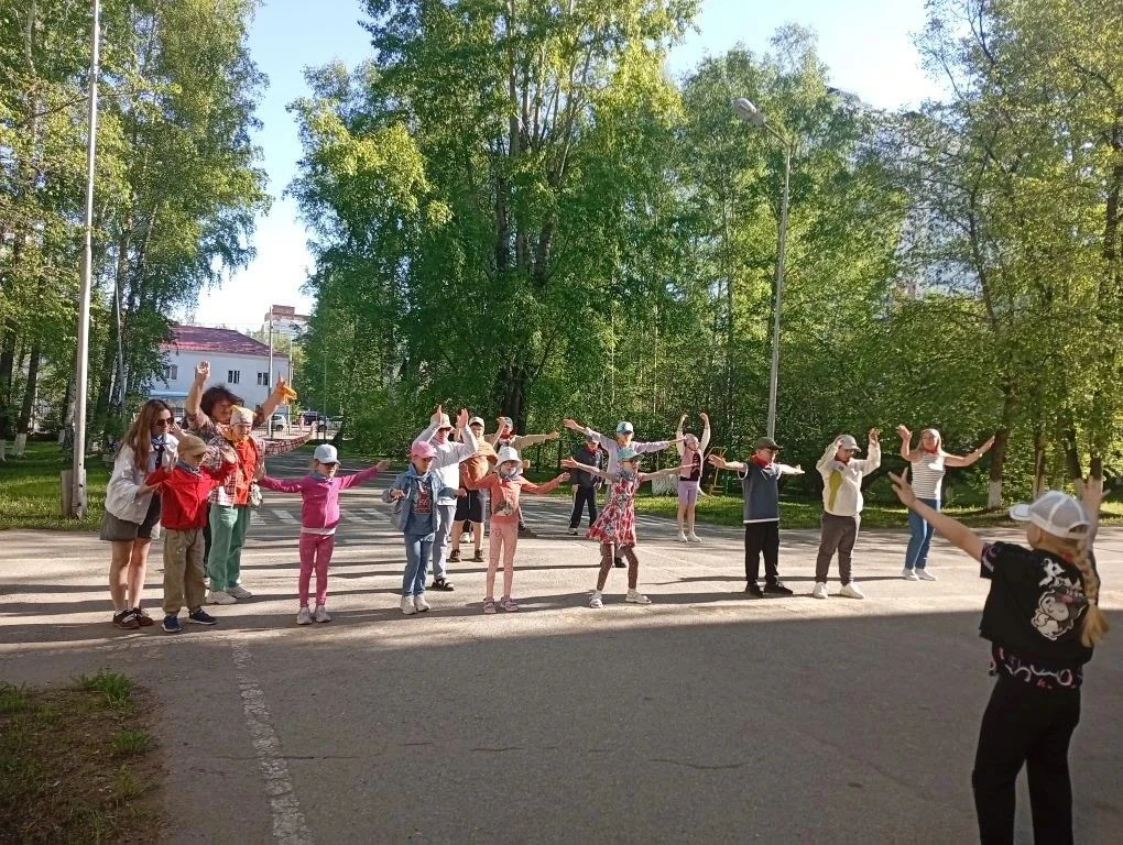 Сегодня в нашем летнем лагере день традиционно начался с зарядки!✨