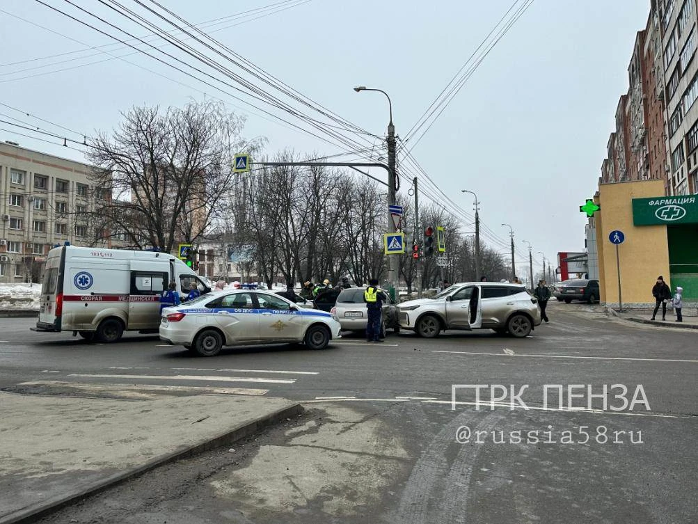Крупное ДТП произошло на улице Пушкина в Пензе.  Кадры с места аварии прислали наши подписчики. По с