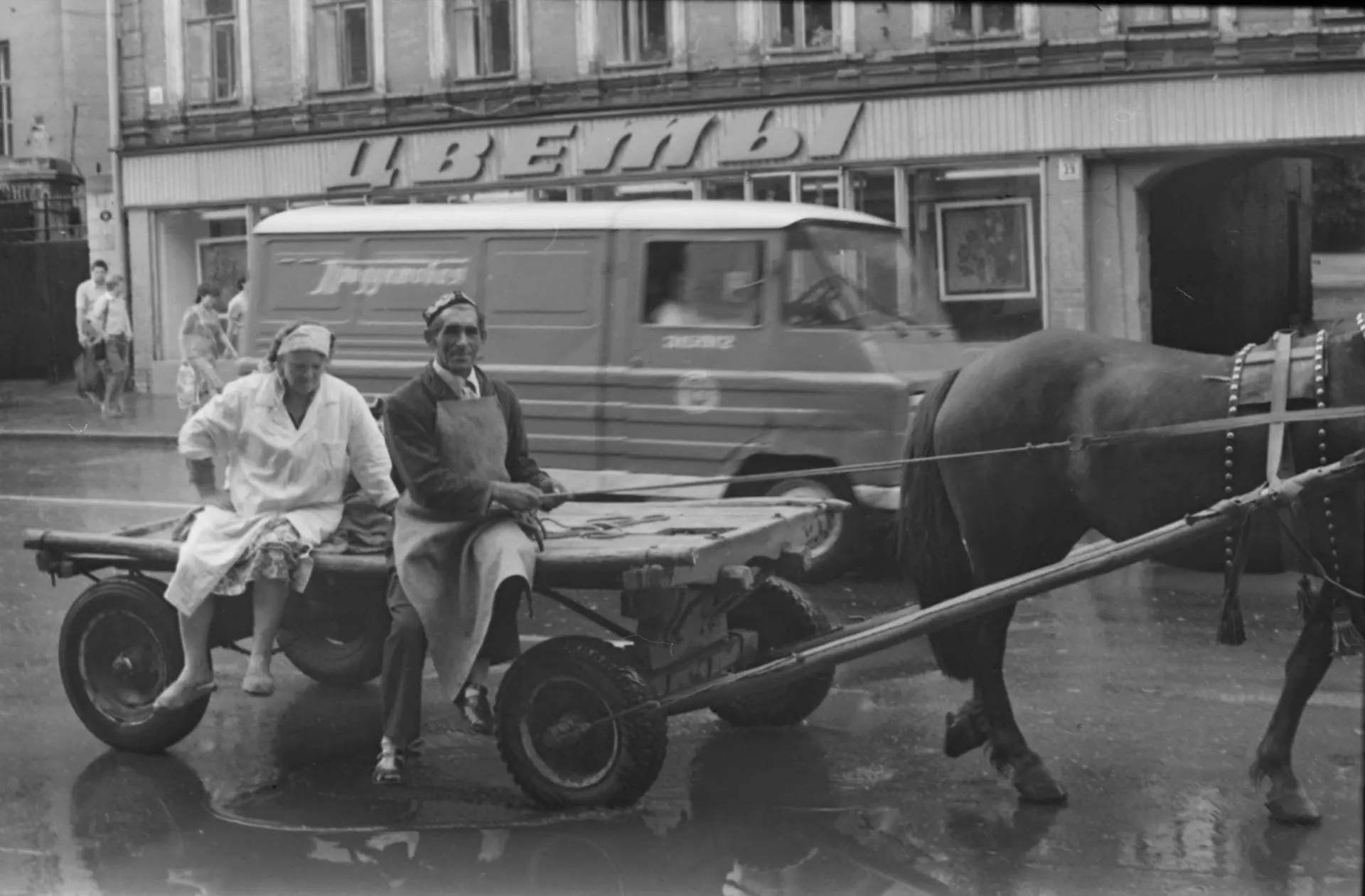 📷 Казань, Баумана, 1985: мимо «Цветов» едет телега