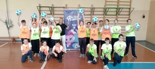 В рамках проекта "Футбол в школе"  в нашем лицее  проходят футбольные уроки физкультуры. Нас посетил