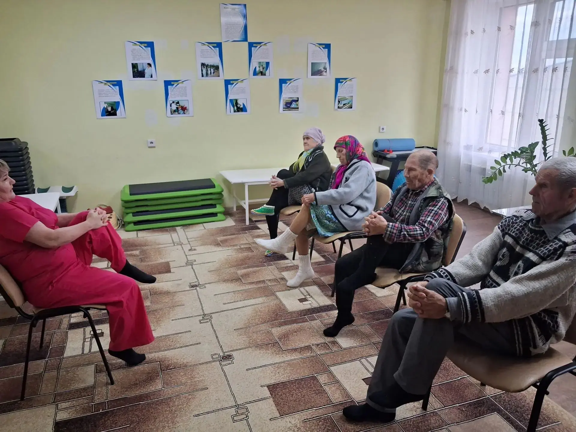 Медицинская сестра провела занятие- аэробные упражнения. Размяли суставы, улучшили кров...