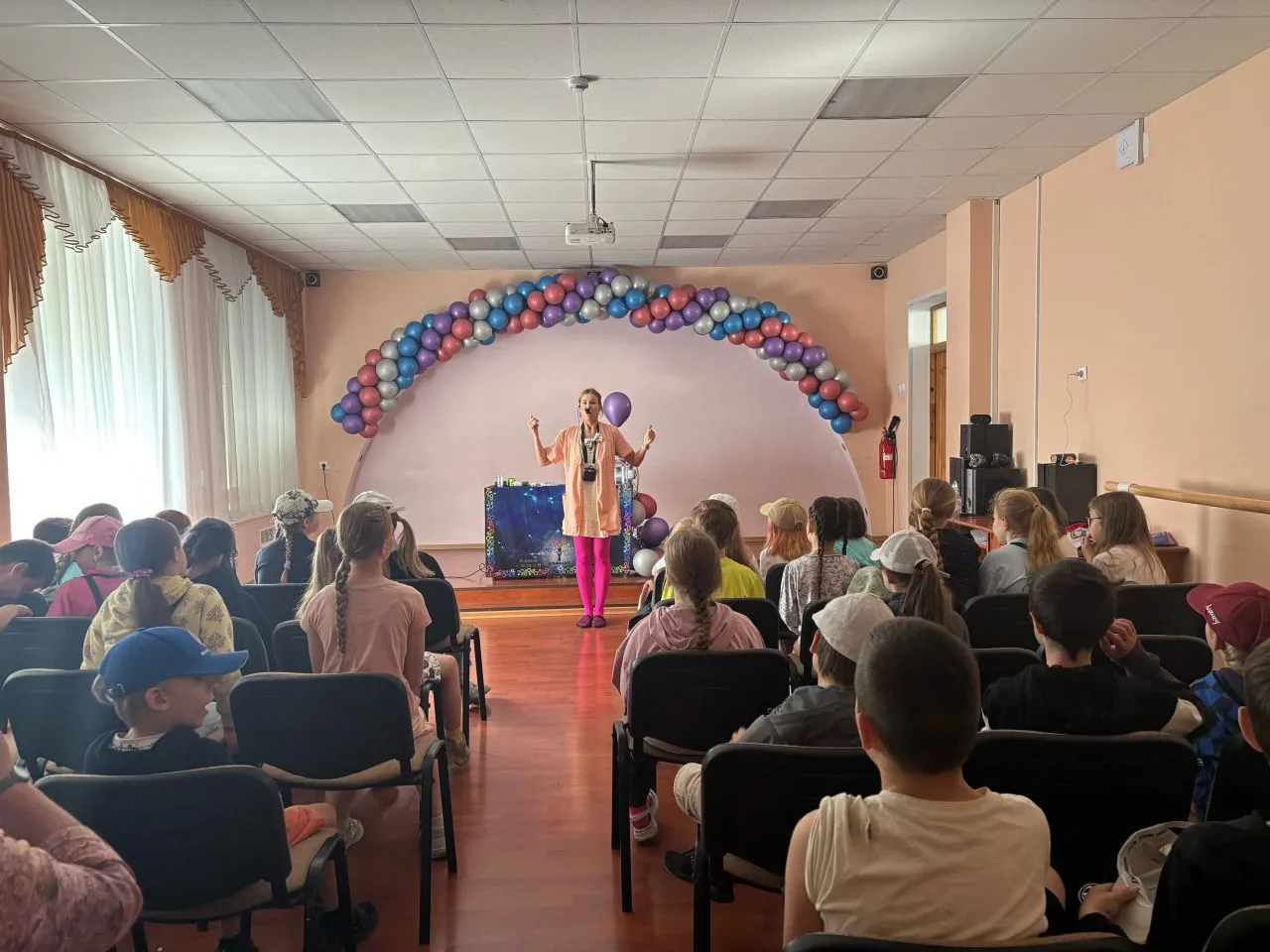 Искры Восторга: Дети открыли Тайны Статического Электричества! ✨
  
Юные исследователи окунулись в м