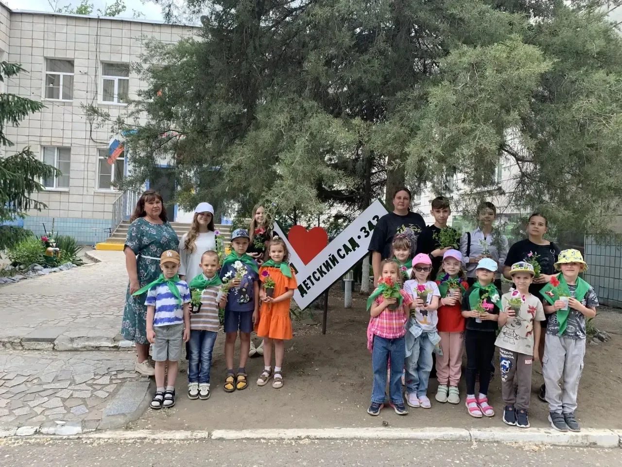 Ребята, помните, как в марте сеяли мелкие семена в стаканчики на подоконнике? Некоторые сомневались: