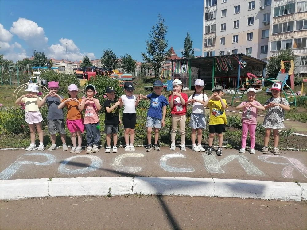 Россия - как из песни слово.
Берёзок юная листва.
Кругом леса, поля и реки
Раздолье, русская душа.
Л
