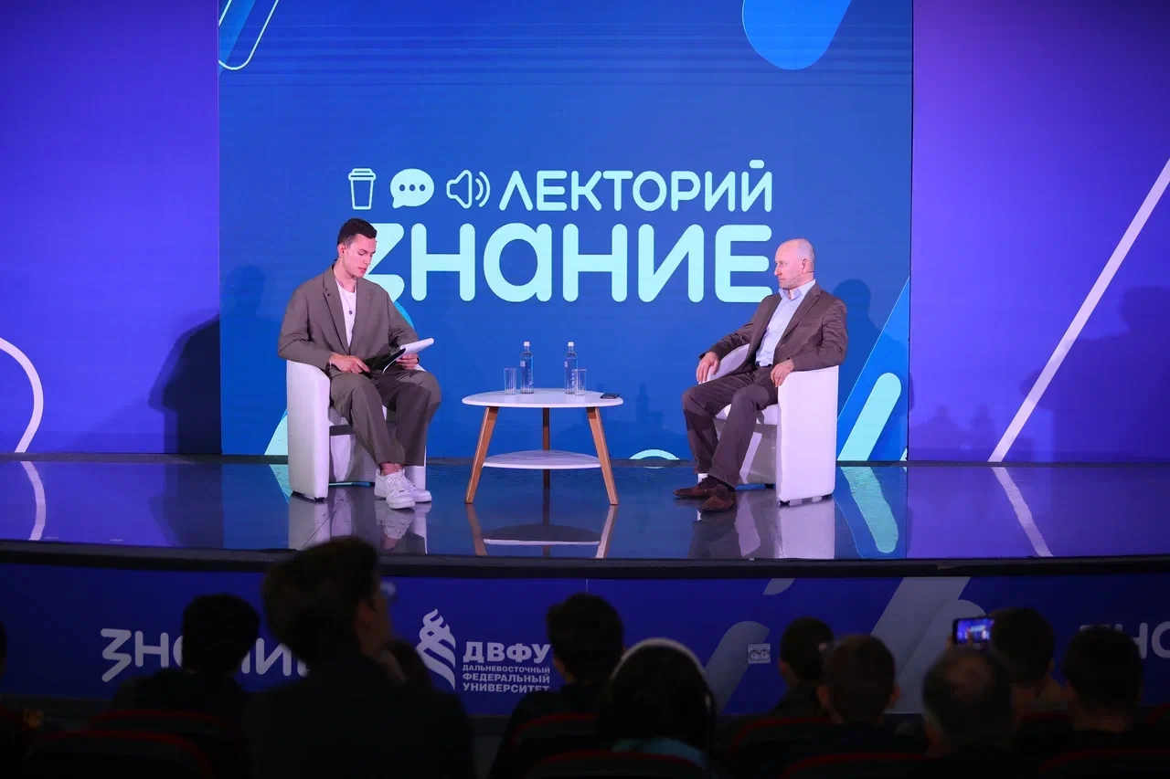 🇷🇺 Николай Стариков рассказал о значении Дня памяти и скорби на площадке «Дома Знаний» во Владивос