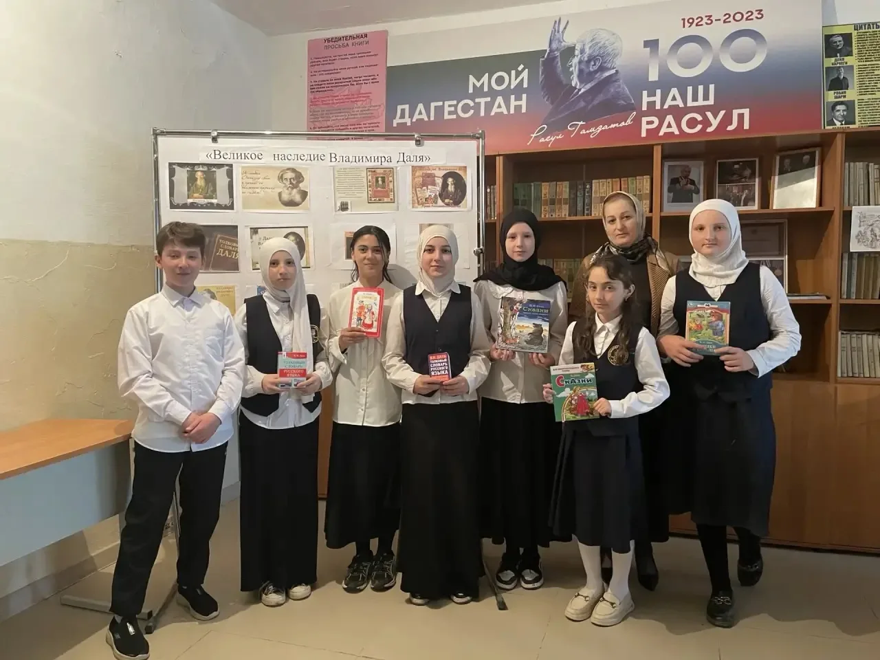 25 мая в библиотеке МКОУ «Акнадинская СОШ» прошла выставка словарей и сказок известного...
