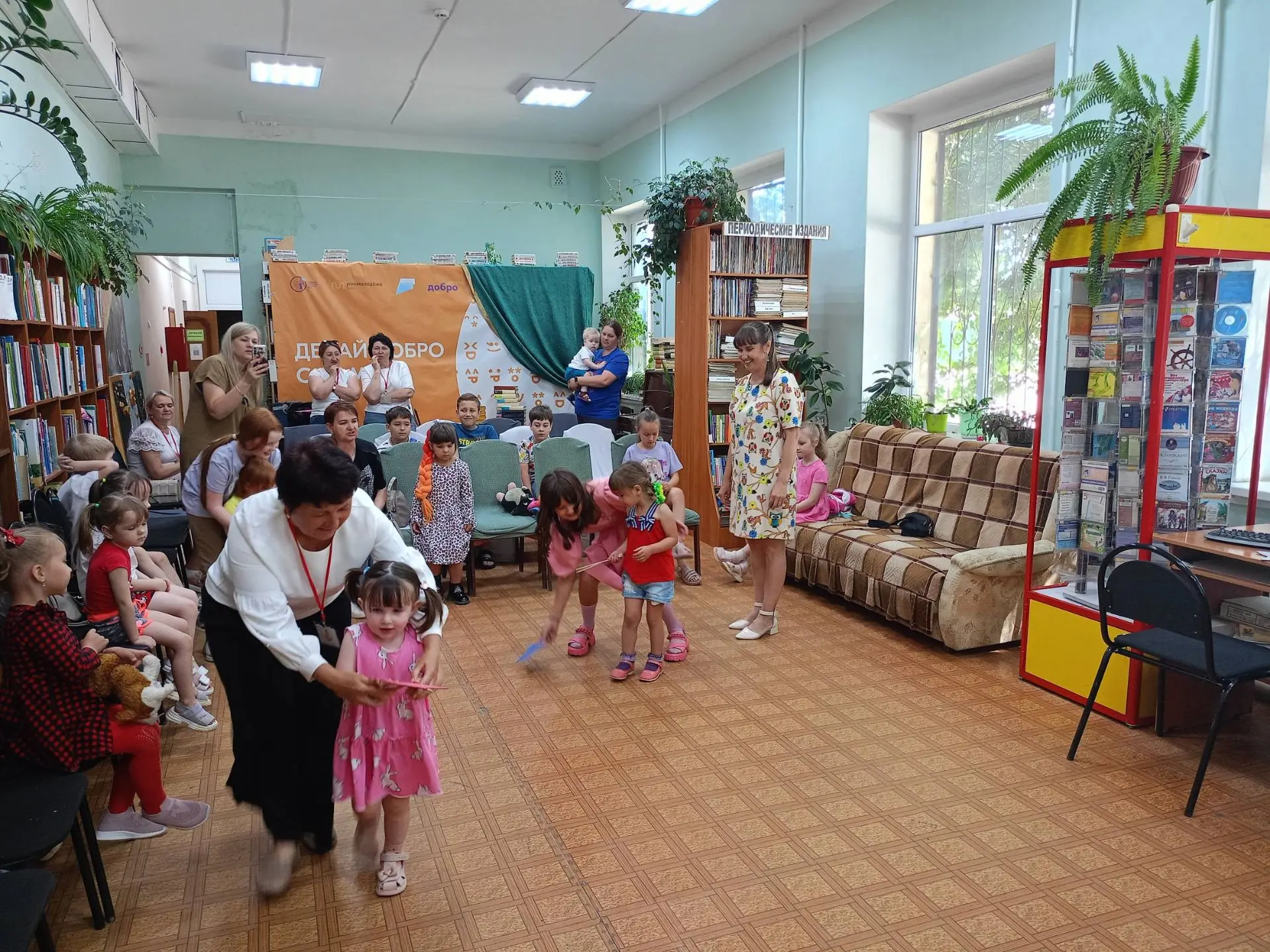 Сотрудники библиотеки провели для детей из службы «Социальная няня» литературный час «П...