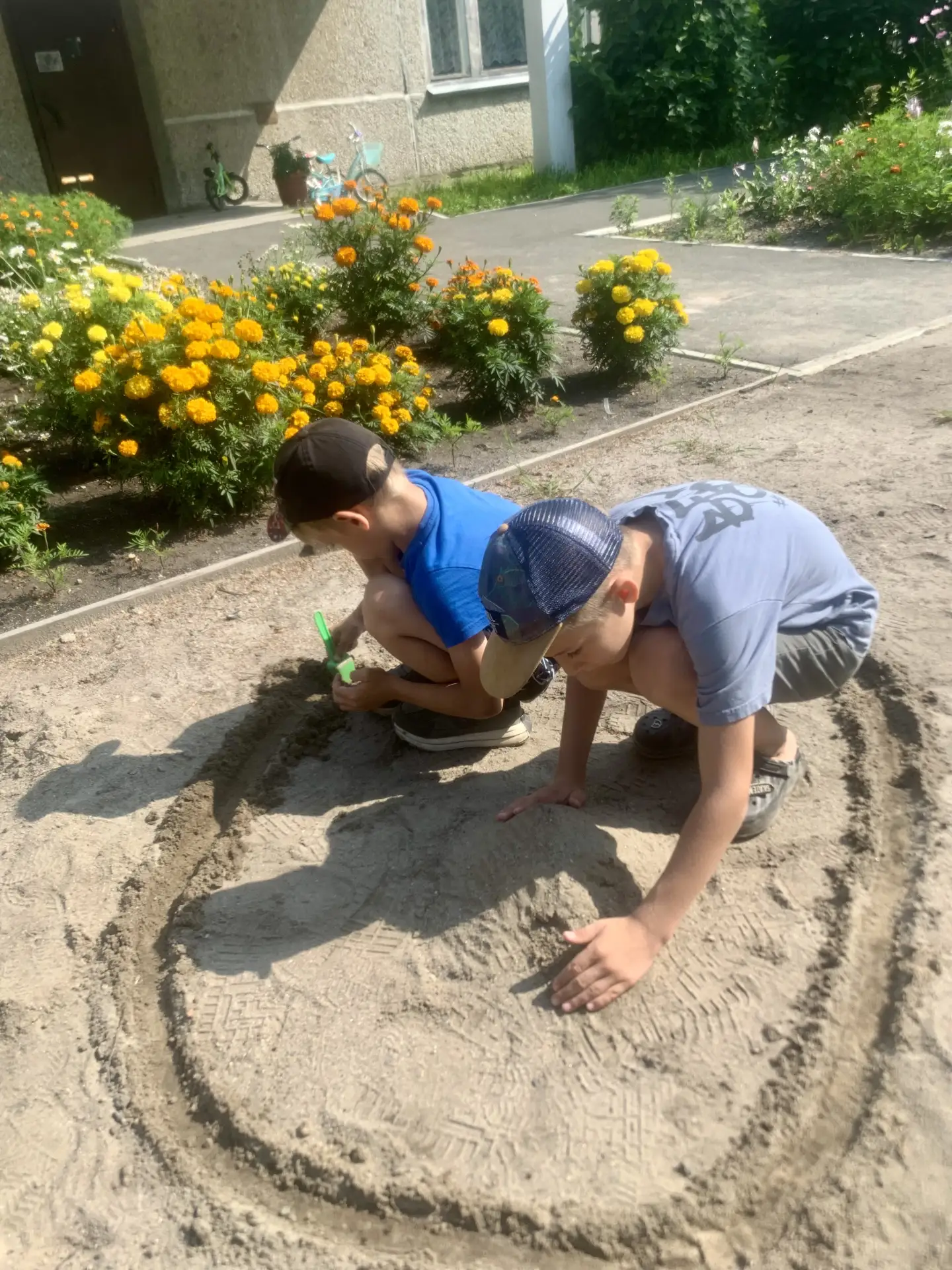 🌞 Лето в самом разгаре, а значит — время песочных фантазий! 🏰
Сегодня на прогулке дошколята МБОУ О