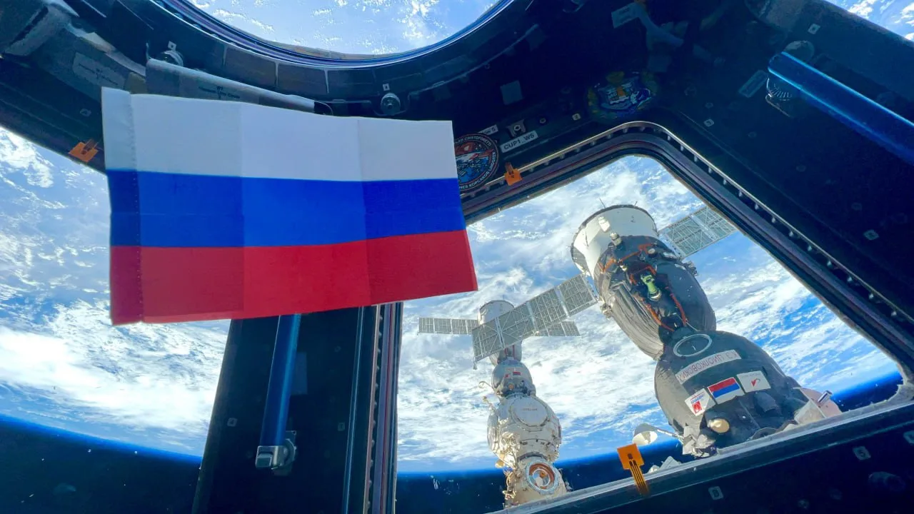 1 октября на Земле и в космосе мы также отмечаем День Сухопутных войск России!🇷🇺