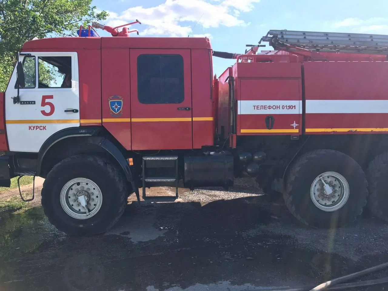 🚒 Курские спасатели ликвидировали возгорание легкового автомобиля на 2-й Рабочей