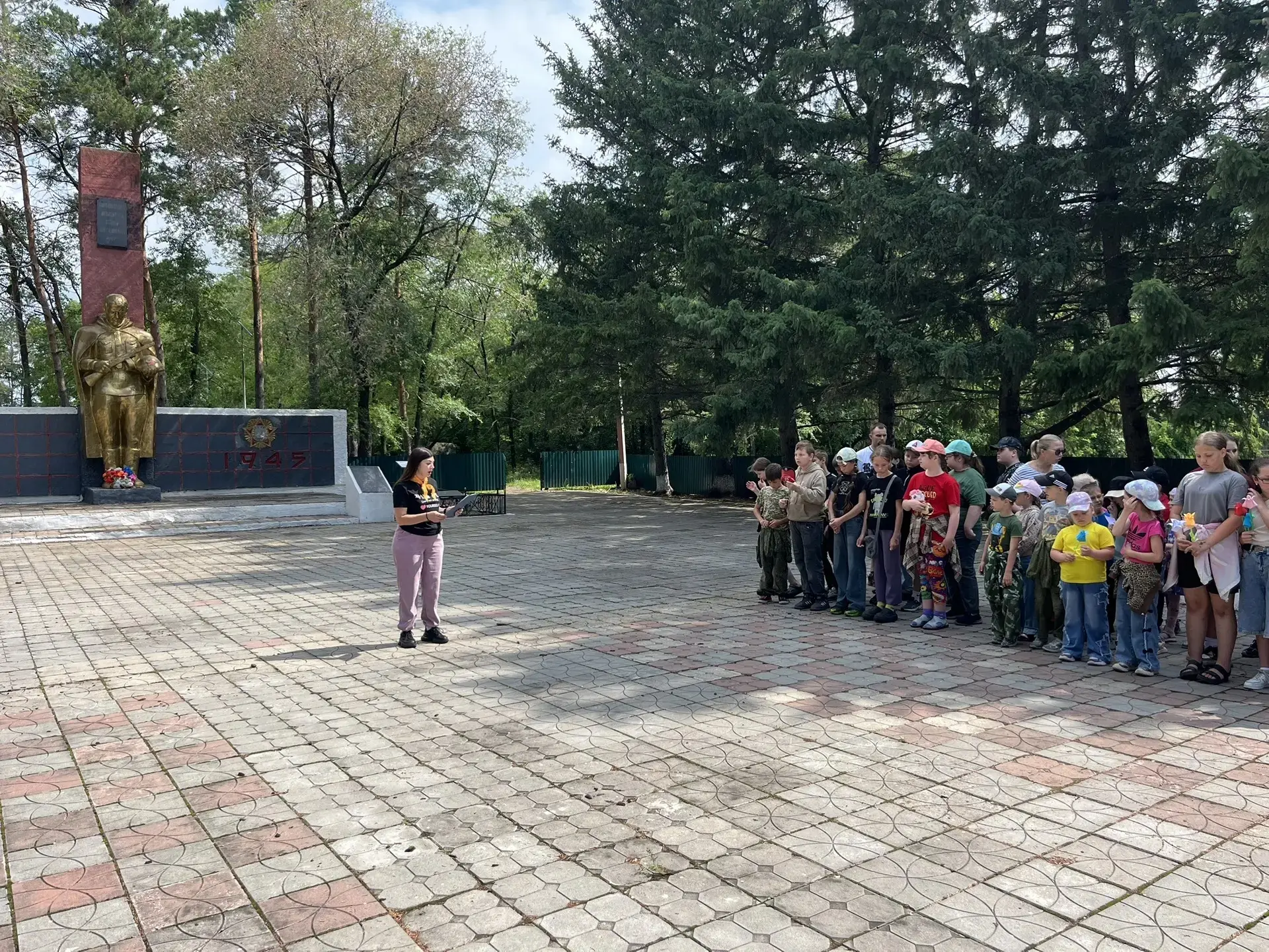 ‎🕯Память сердца: ребята из лагеря «Радуга» почтили подвиг героев