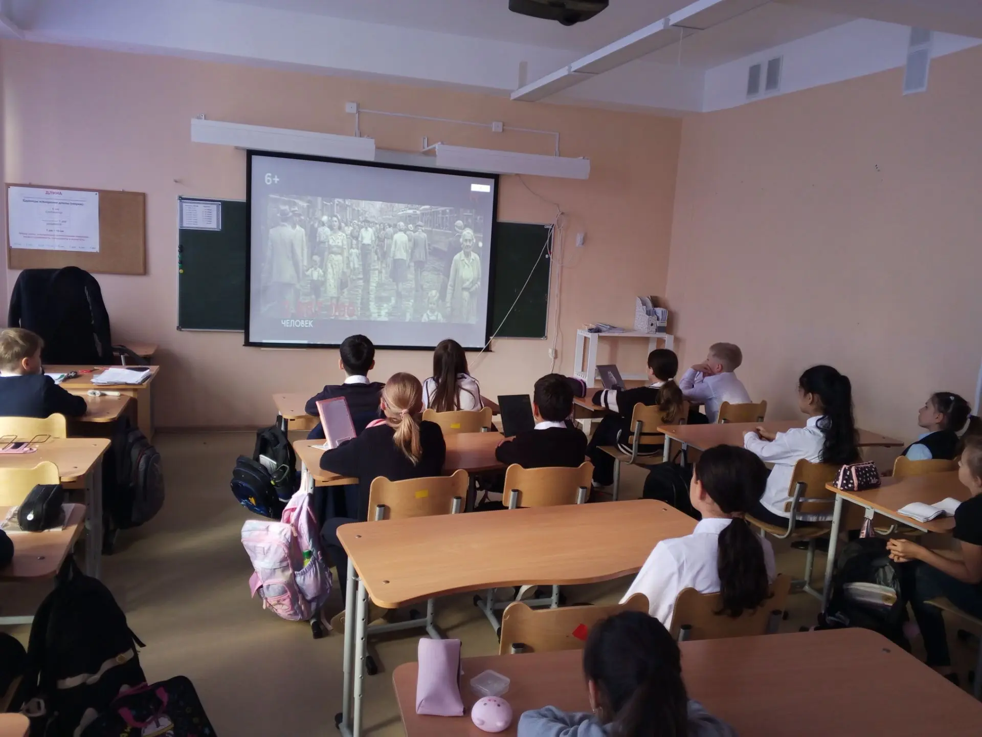 Понедельник в нашей школе посвящен памяти, труду и силе человеческого духа. В зависимос...