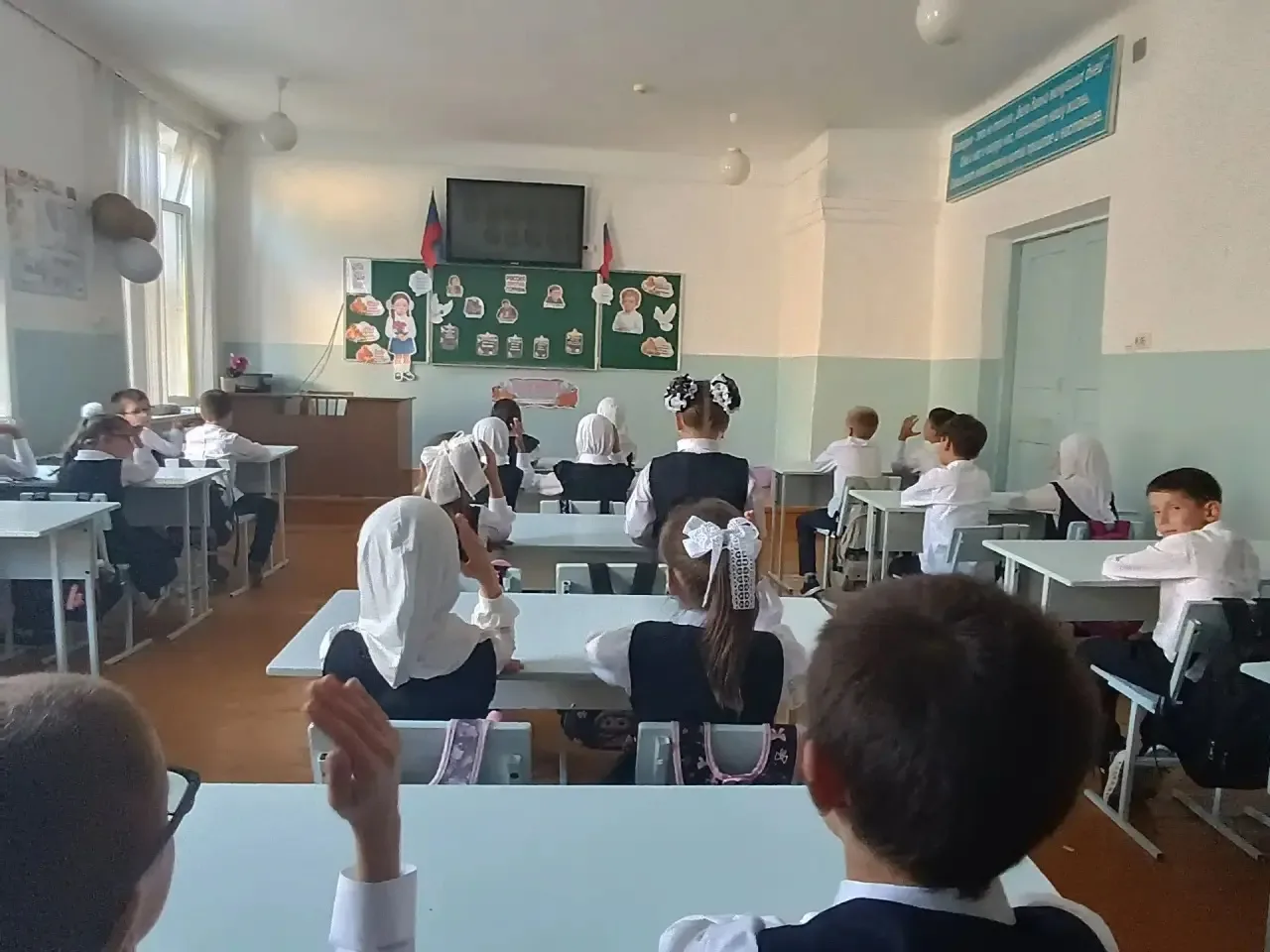 В 3б классе прошел классный  час,посвящённый Дню памяти жертв трагедии в Беслане, прошё...