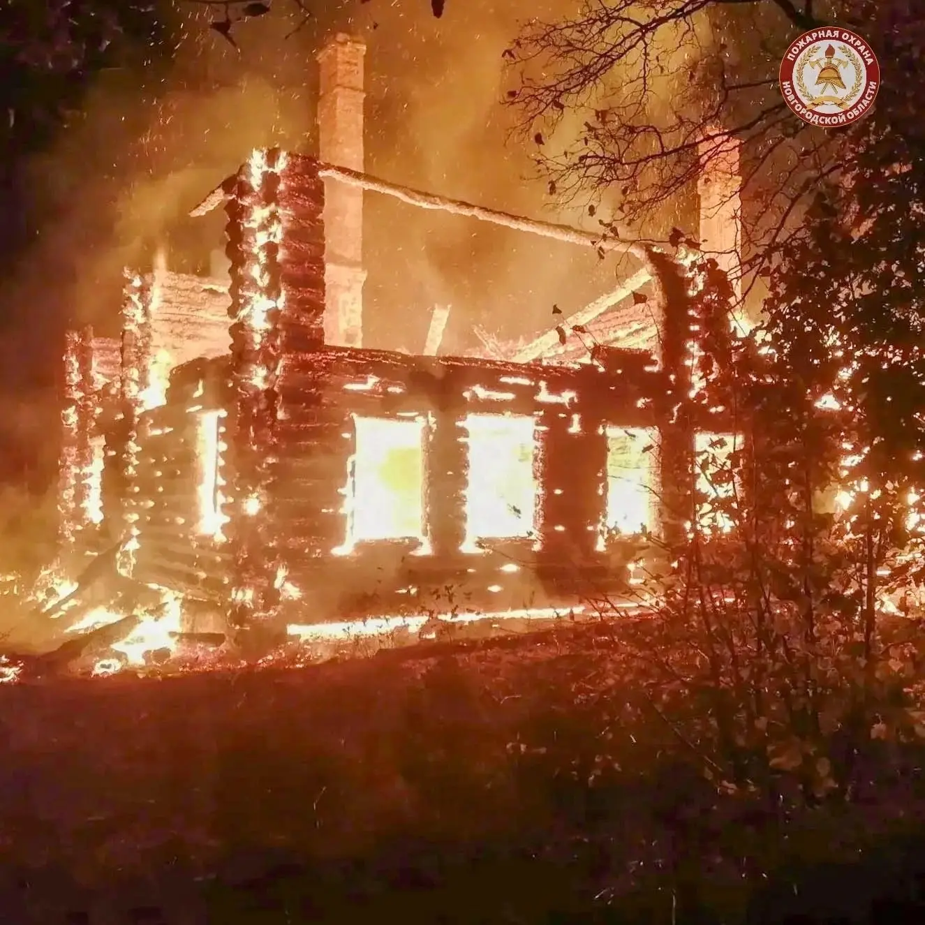 🔥 В экстренные службы поступило сообщение о пожаре в двухэтажном деревянном доме на ул...