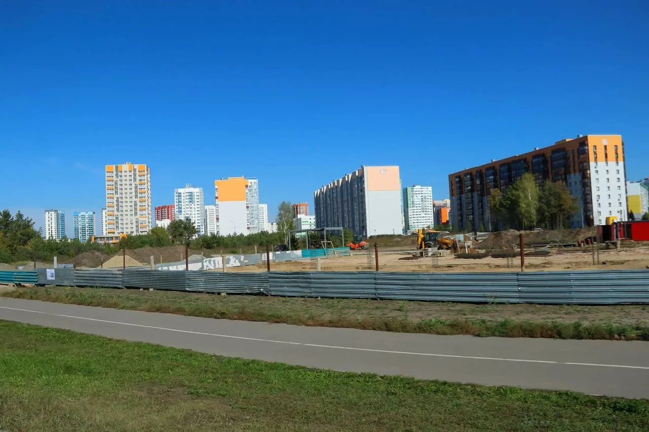 🏗️ На краю Барнаула началось строительство большого спортивного кластера