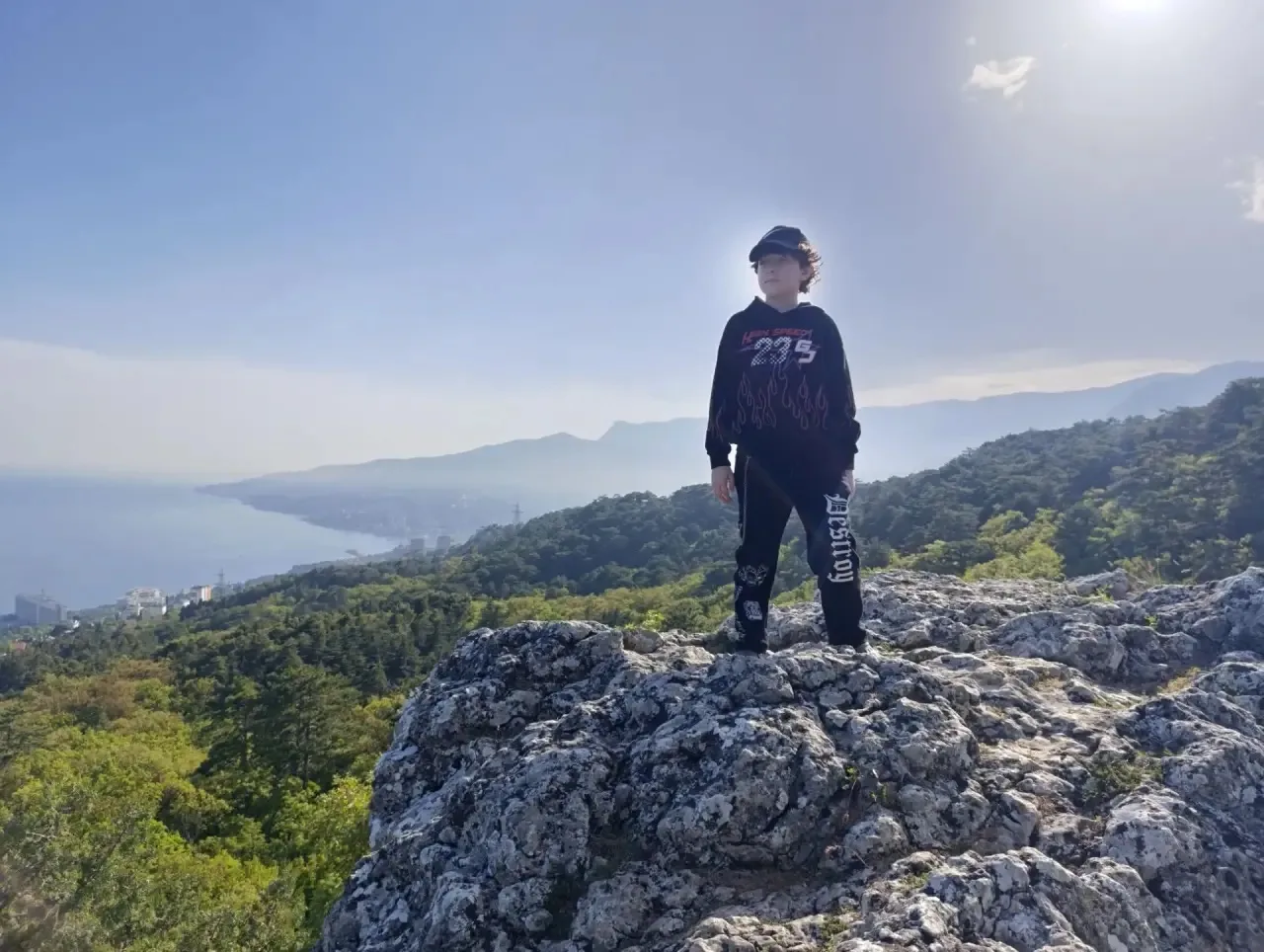 Ученики на каникулах

☀️ Лето - это маленькая жизнь, и Макар из 7 «Г» проживает её на все сто! Учени