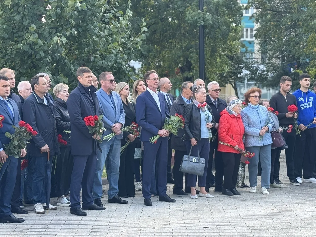 Торжественное возложение цветов к памятнику первостроителям прошло в Зеленограде