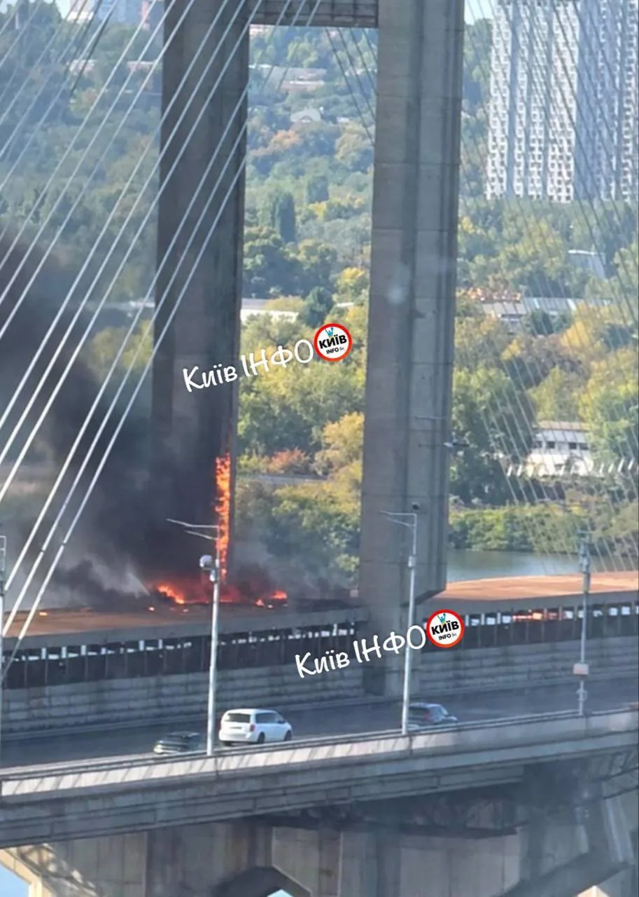 Нанесён удар «Геранями-4» по Южному мосту в Киеве. На месте начался пожар