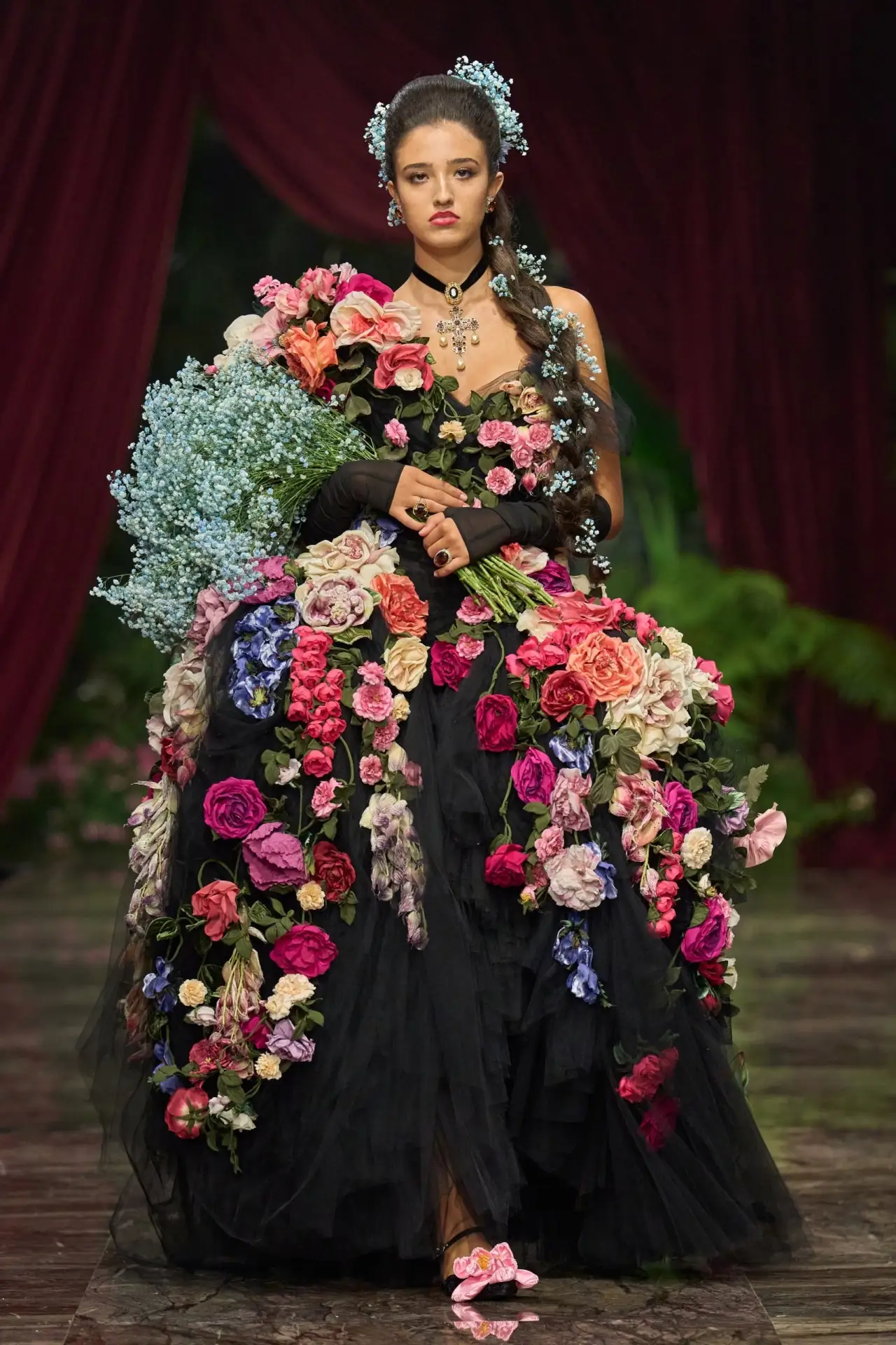 Невероятные вручную созданные текстильные скульптуры от Dolce & Gabbana

Источник: Историк Мод Анато