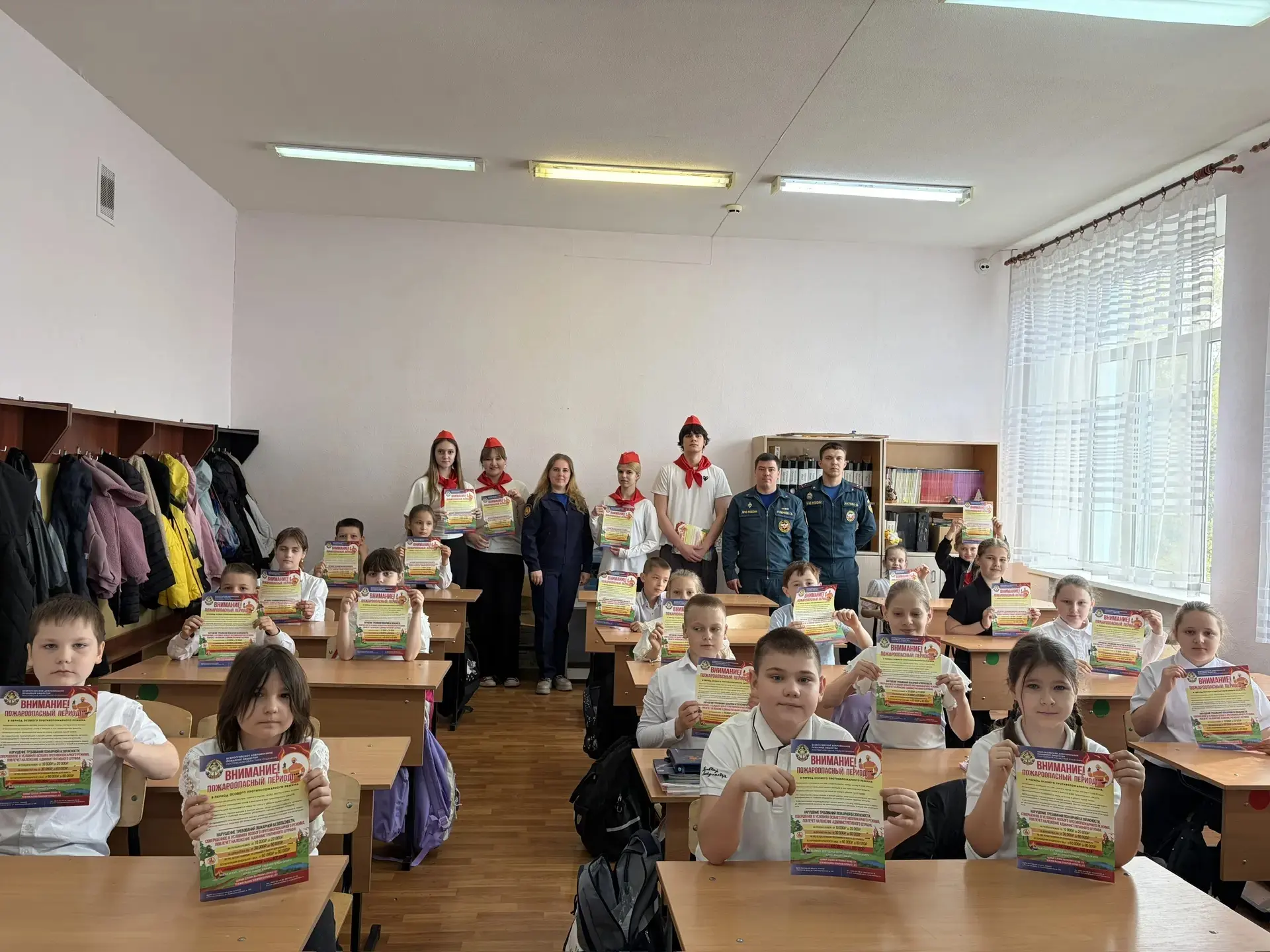 🚒В День пожарной охраны России к ученикам МБОУ СОШ г. Зернограда пришли гости: замести...