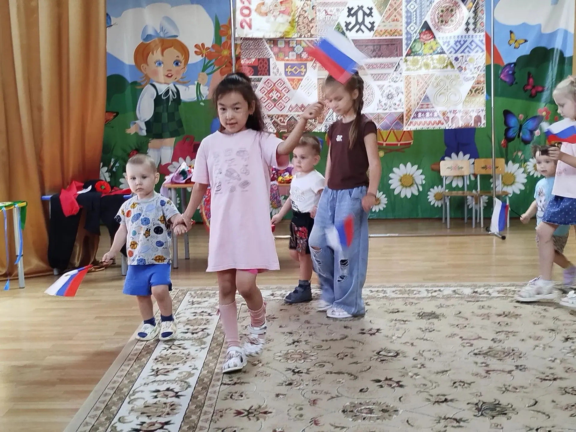🎯 Занятия с флажками в группе раннего возраста — отличный способ совместить сразу три ...