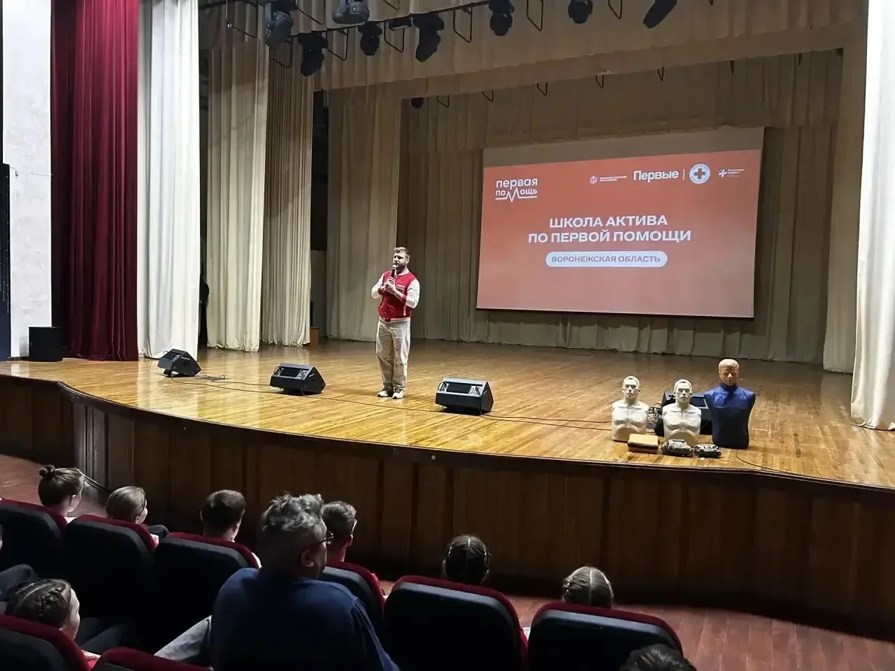 ПЕРВАЯ ПОМОЩЬ  В молодёжном центре прошла зональная школа актива, где ребята учились оказывать довра
