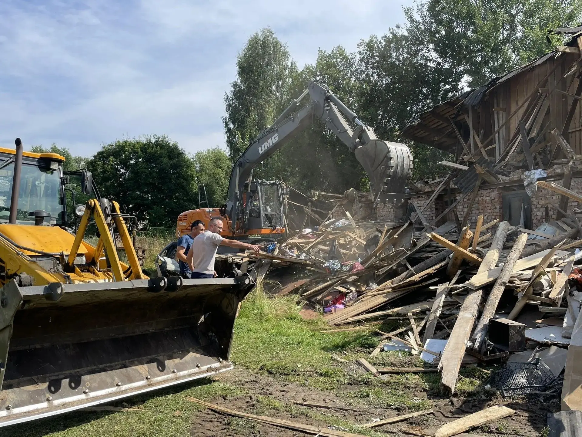 🏗️ В Рахье начались работы по сносу старых аварийных сараев. Эти постройки давно утрат...
