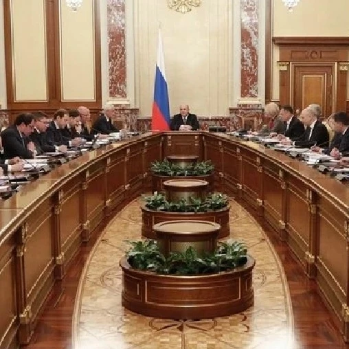 ⭕ СМИ: Кабмин разрешил НПЗ выпускать бензин с отклонением от требований 
 
Российское правительство 